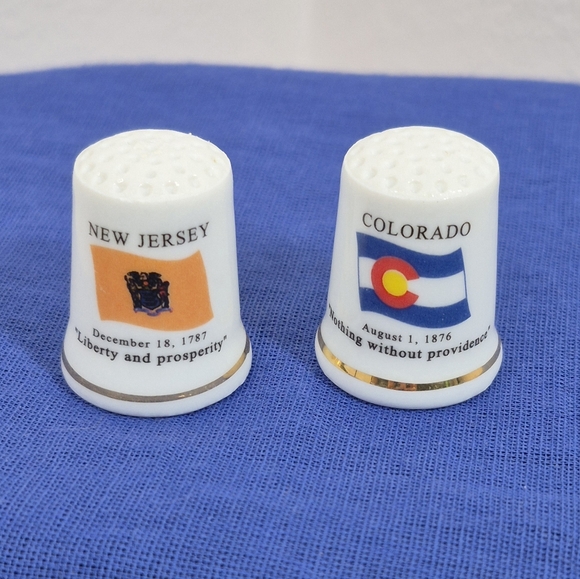 2 Vintage Porcelain Souvenir State Thimbles - New Jersey & Connecticut - Picture 3 of 9